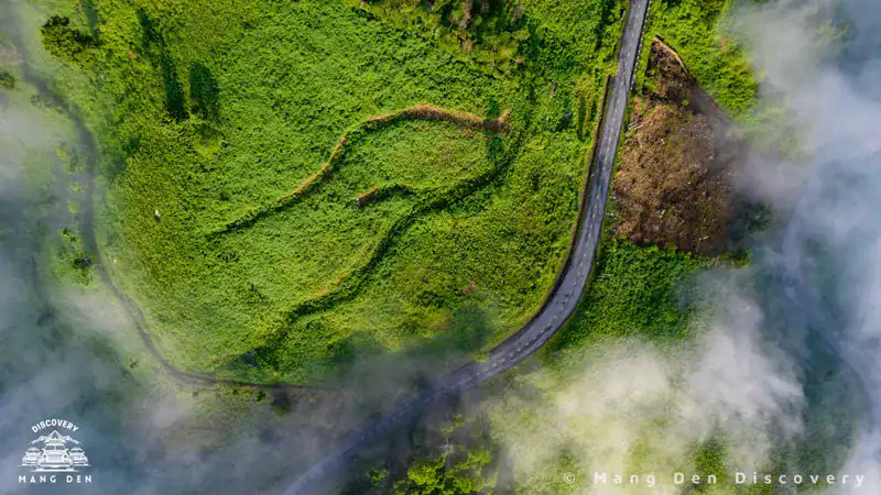 Cung đường Đèo Violak gần Măng Đen