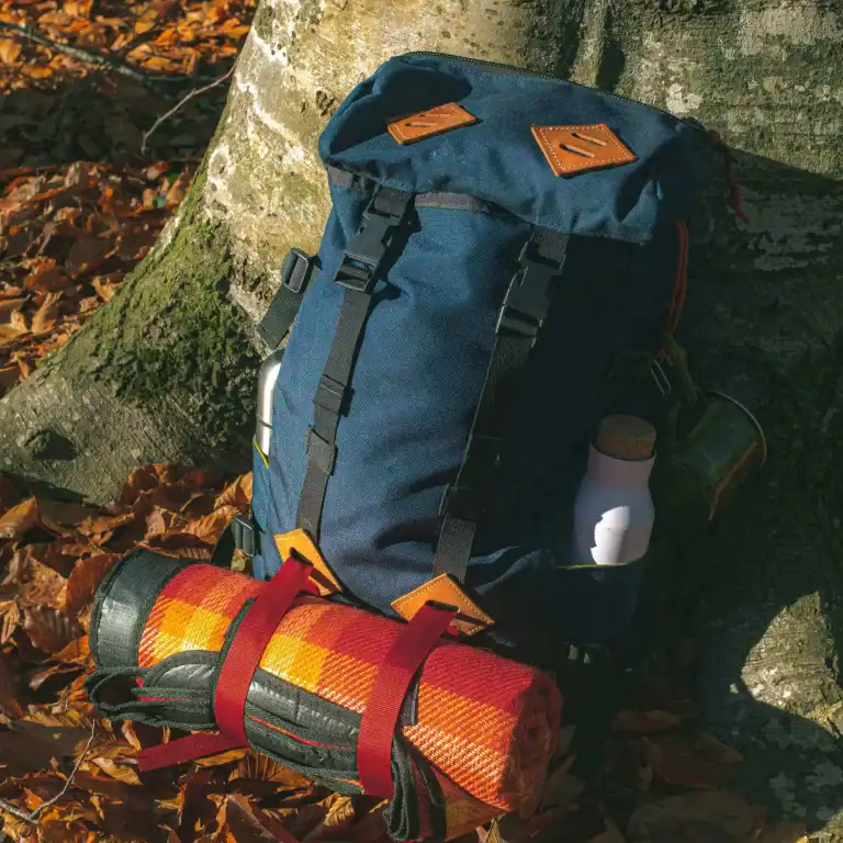 VẬT DỤNG CẦN THIẾT KHI ĐI TREKKING MĂNG ĐEN CHO NGƯỜI MỚI (2KM – 5KM – 10KM) 6 Áo mưa là thứ nhiều người quên nhất, nhưng lại là món cứu chuyến đi khi thời tiết đổi nhanh.