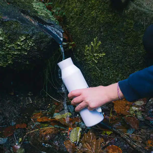 VẬT DỤNG CẦN THIẾT KHI ĐI TREKKING MĂNG ĐEN CHO NGƯỜI MỚI (2KM – 5KM – 10KM) 10 Nước uống và đồ ăn nhẹ quyết định việc bạn giữ sức hay hụt hơi từ giữa chặng.