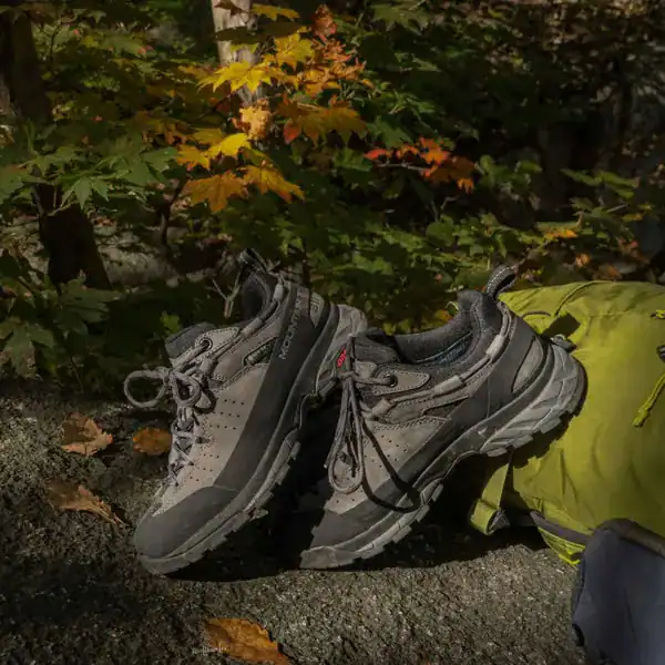 VẬT DỤNG CẦN THIẾT KHI ĐI TREKKING MĂNG ĐEN CHO NGƯỜI MỚI (2KM – 5KM – 10KM) 3 Giày là món quan trọng nhất. Sai giày là chuyến đi mất vui từ rất sớm.