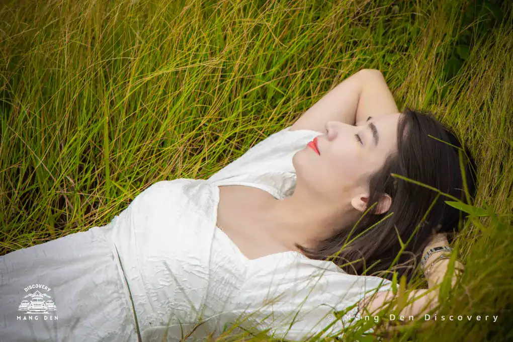 Du khách thư giãn trên đồi cỏ ở Măng Đen