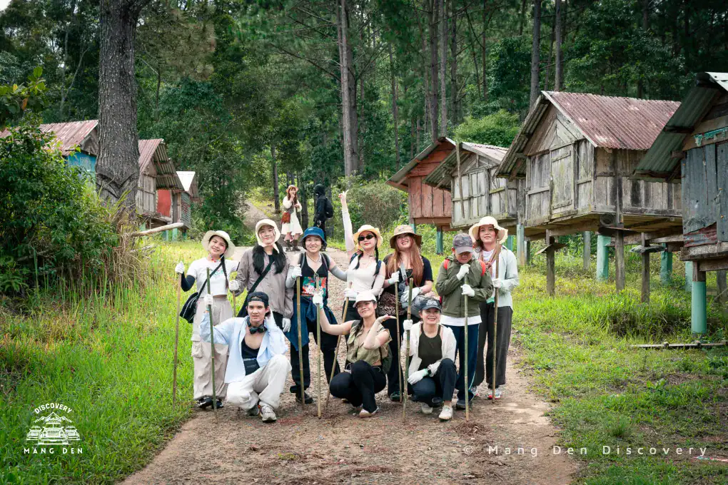 Khách đi trekking trong rừng Kon Tu Ma tại Măng Đen