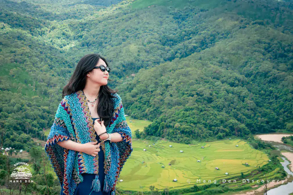 Du khách chụp ảnh tại Kon Tu Rằng Măng Đen