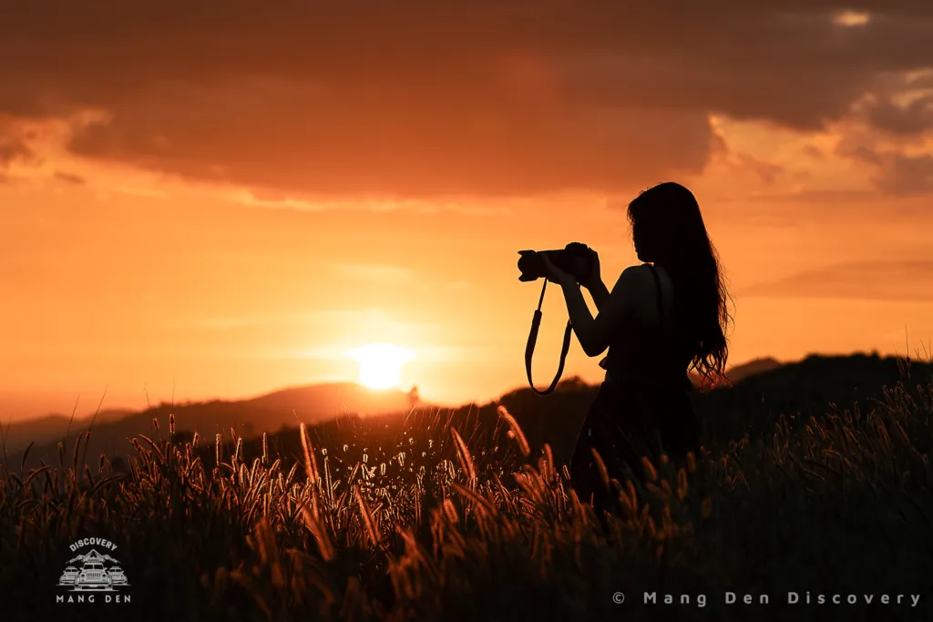 Trang Chủ 23 cô gái chụp ảnh hoàng hôn phía sau đồi núi phía xa tại đồi cỏ Măng Đen tại đèo cũ trong chuyến tham quan tại Măng Đen