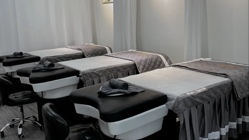 TỔNG HỢP TOÀN BỘ SPA MĂNG ĐEN: NƠI TRỊ LIỆU TÂM HỒN 10 ghế spa sạch sẽ và tối giản tại spa ở Măng Đen