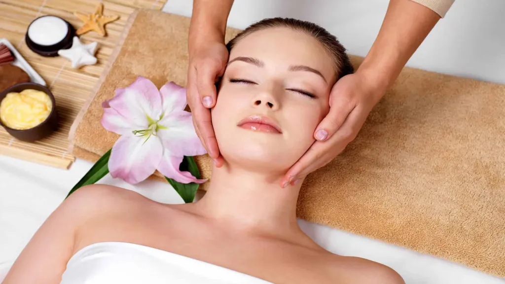 TỔNG HỢP TOÀN BỘ SPA MĂNG ĐEN: NƠI TRỊ LIỆU TÂM HỒN 1 Khách đang thư giãn với liệu trình massage mặt tại spa Măng Đen