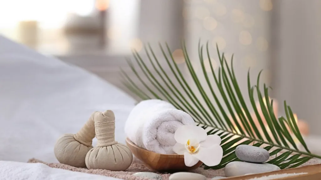 TỔNG HỢP TOÀN BỘ SPA MĂNG ĐEN: NƠI TRỊ LIỆU TÂM HỒN 11 Không gian spa Măng Đen với khăn, hoa và tinh thần thư giãn nhẹ nhàng