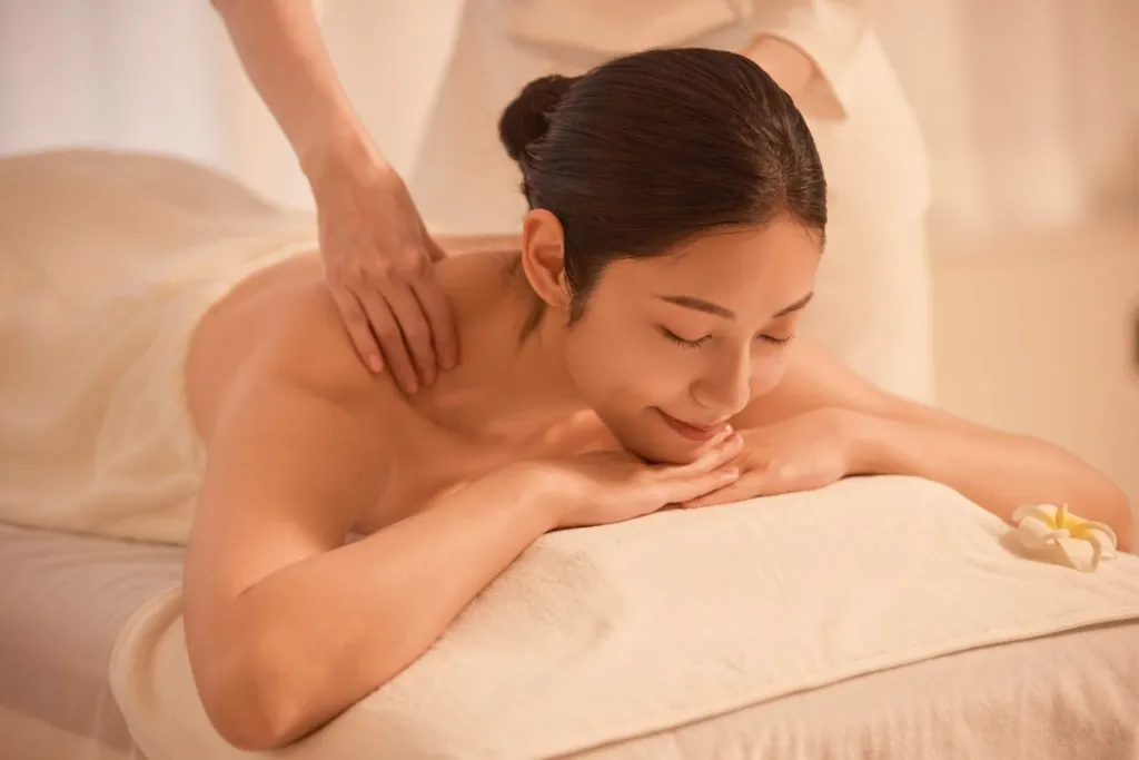 TỔNG HỢP TOÀN BỘ SPA MĂNG ĐEN: NƠI TRỊ LIỆU TÂM HỒN 12 Liệu trình massage lưng giúp thư giãn cơ thể tại spa Măng Đen