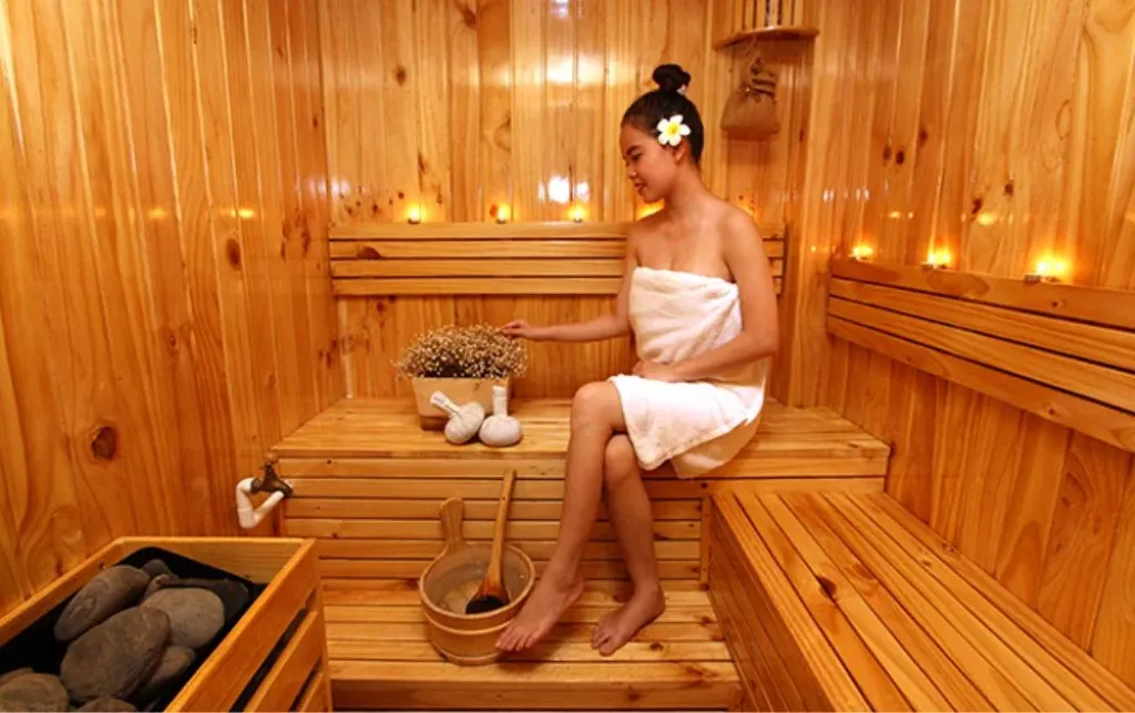 TỔNG HỢP TOÀN BỘ SPA MĂNG ĐEN: NƠI TRỊ LIỆU TÂM HỒN 14 Khách trải nghiệm phòng xông hơi ấm tại spa Măng Đen