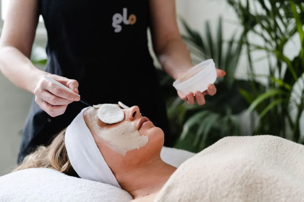 TỔNG HỢP TOÀN BỘ SPA MĂNG ĐEN: NƠI TRỊ LIỆU TÂM HỒN 15 Khách đang chăm sóc da mặt và thư giãn tại spa Măng Đen