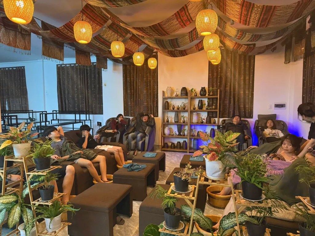 TỔNG HỢP TOÀN BỘ SPA MĂNG ĐEN: NƠI TRỊ LIỆU TÂM HỒN 7 Không gian nhà hàng ấm cúng với đèn lồng trang trí tại Măng Đen