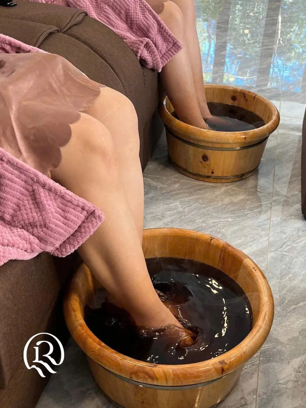 TỔNG HỢP TOÀN BỘ SPA MĂNG ĐEN: NƠI TRỊ LIỆU TÂM HỒN 3 Ngâm chân thảo dược trong chậu gỗ tại spa Măng Đen