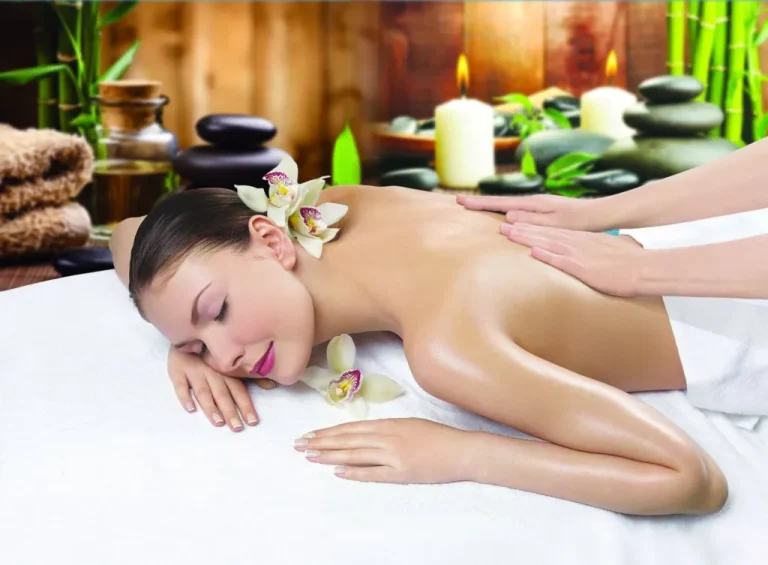 Liệu trình massage thư giãn với tinh dầu và nến tại spa Măng Đen