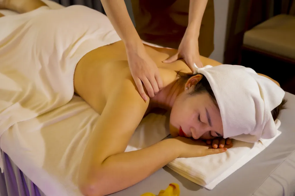 TỔNG HỢP TOÀN BỘ SPA MĂNG ĐEN: NƠI TRỊ LIỆU TÂM HỒN 2 Khách nằm thư giãn với liệu trình massage body tại spa Măng Đen