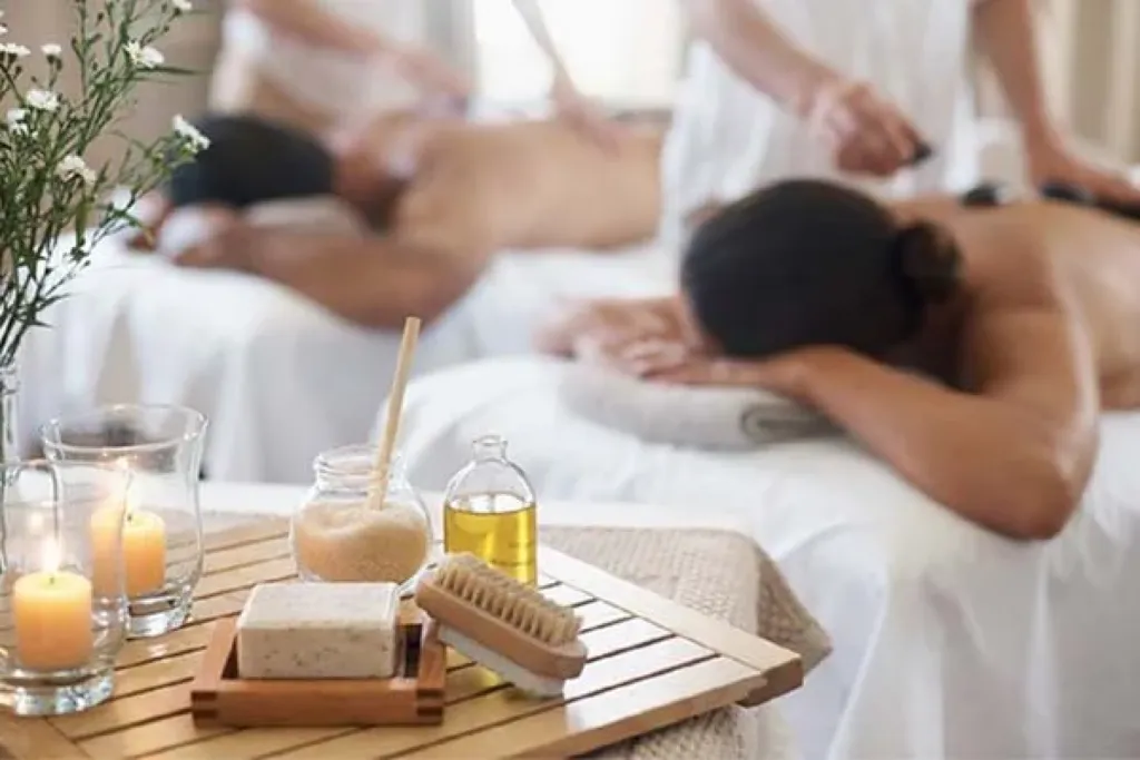 TỔNG HỢP TOÀN BỘ SPA MĂNG ĐEN: NƠI TRỊ LIỆU TÂM HỒN 16 Khách đang thư giãn với liệu trình massage body tại spa Măng Đen
