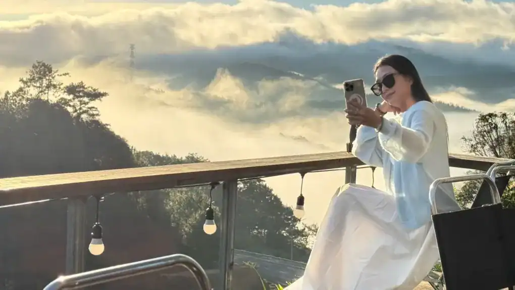 Thung Lũng M&acirc;y Măng Đen nh&igrave;n ra thung lũng v&agrave; m&acirc;y buổi s&aacute;ng