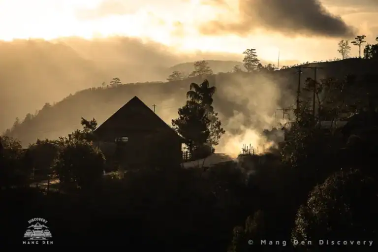 hoàng hôn trên các mái nhà người đồng bào xơ đăng tại tour làng Vi Rơ Ngheo