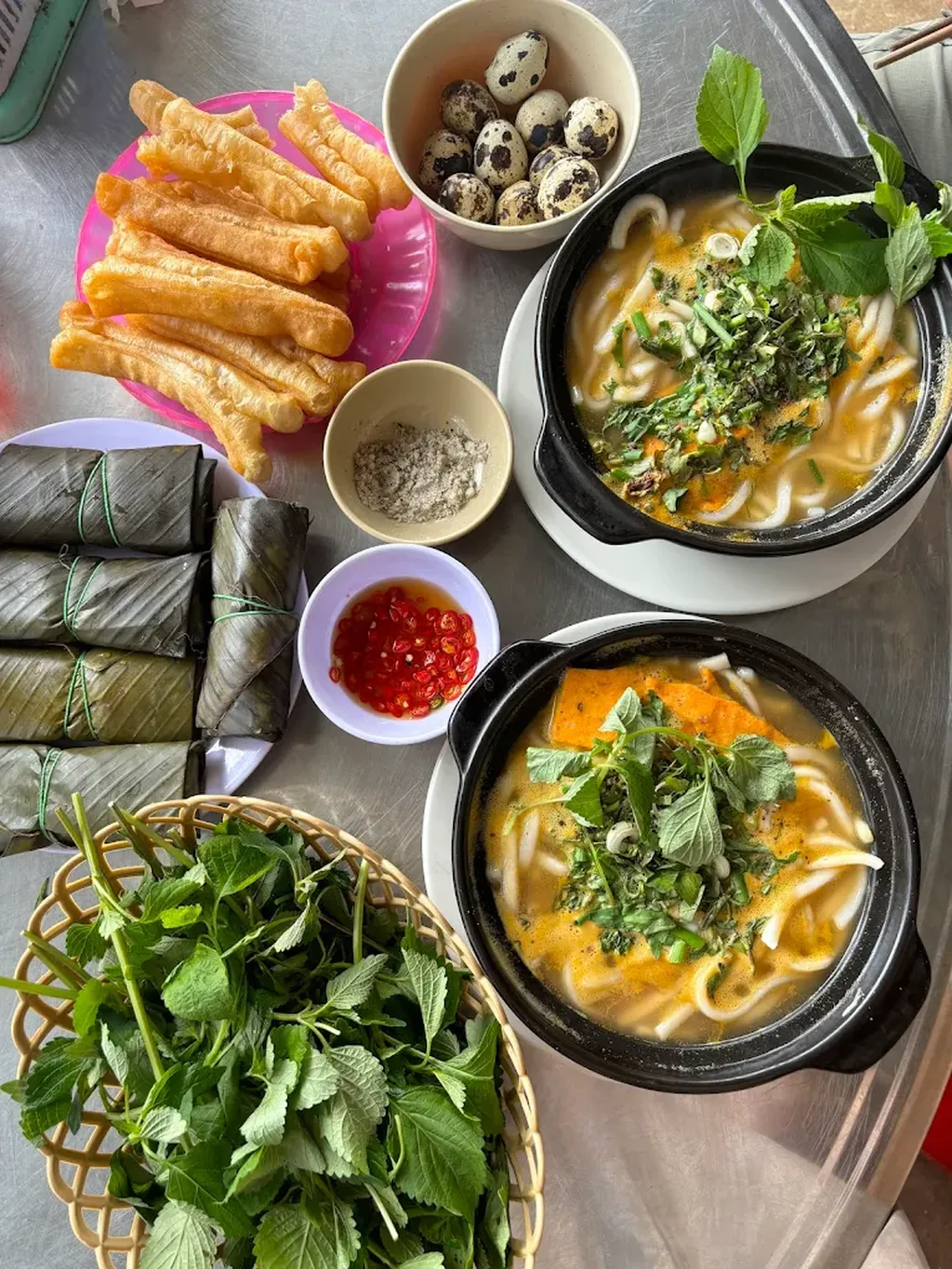 set món bánh canh cá lóc A Kay 7 Măng Đen với rau quẩy và chả