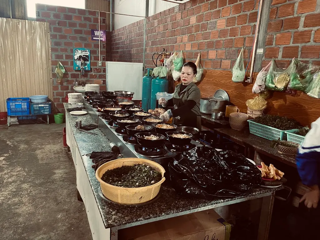 khu vực bếp của quán A Kay 7 Măng Đen với nhiều thố bánh canh đang chuẩn bị