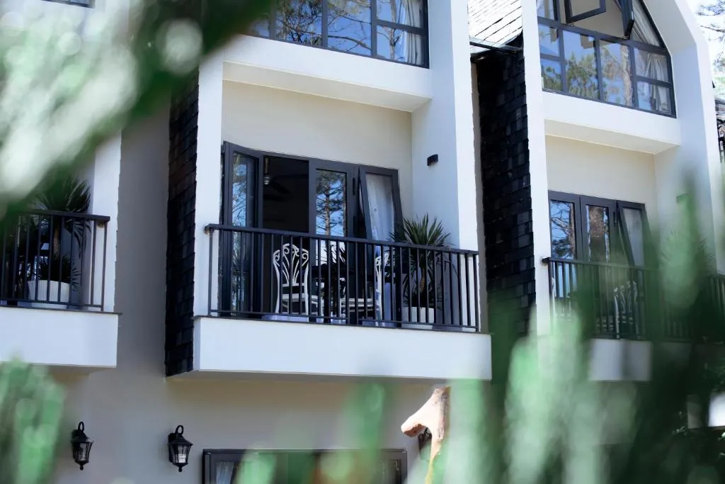 CASA VANILLA MĂNG ĐEN – CHỖ Ở ĐẸP TRÊN ĐƯỜNG NGUYỄN DU CHO NGƯỜI THÍCH Ở CHẬM, Ở YÊN 13 ban công mặt tiền Casa Vanilla Măng Đen
