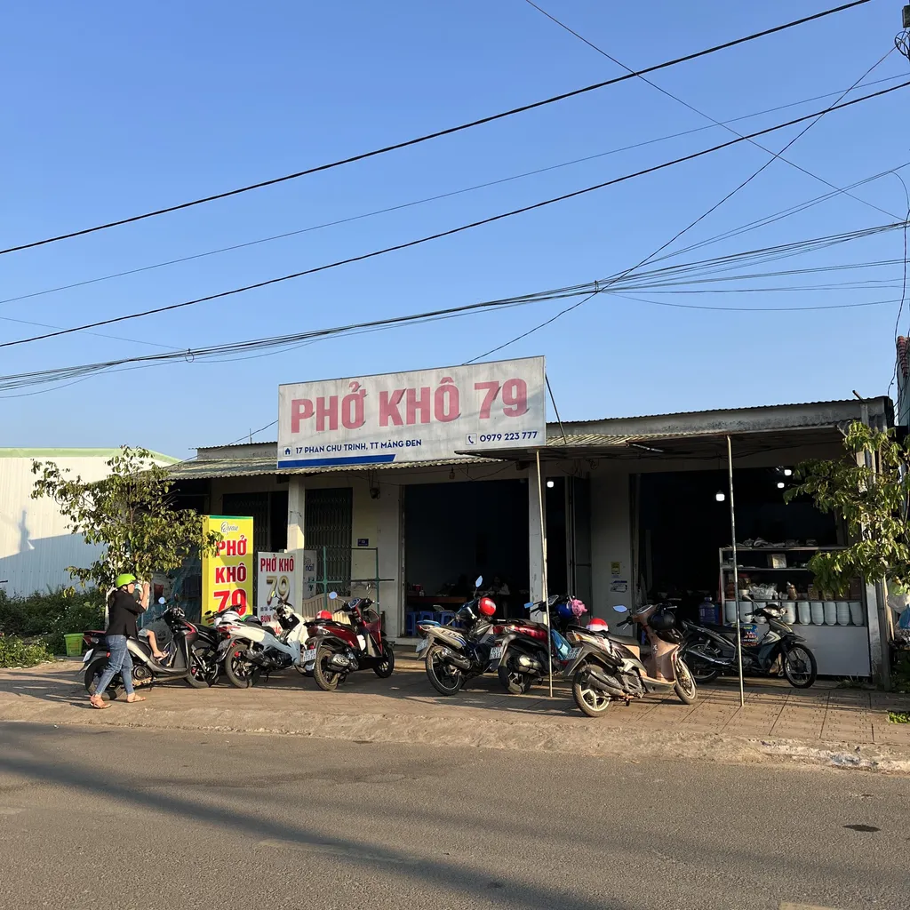 Mặt tiền Phở Khô 79 Măng Đen tại 17 Phan Chu Trinh vào buổi sáng