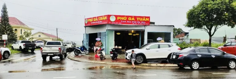 mặt tiền quán Phở Gà Tuân Măng Đen ngay góc ngã tư Võ Nguyên Giáp Huỳnh Thúc Kháng Măng Đen dễ tìm