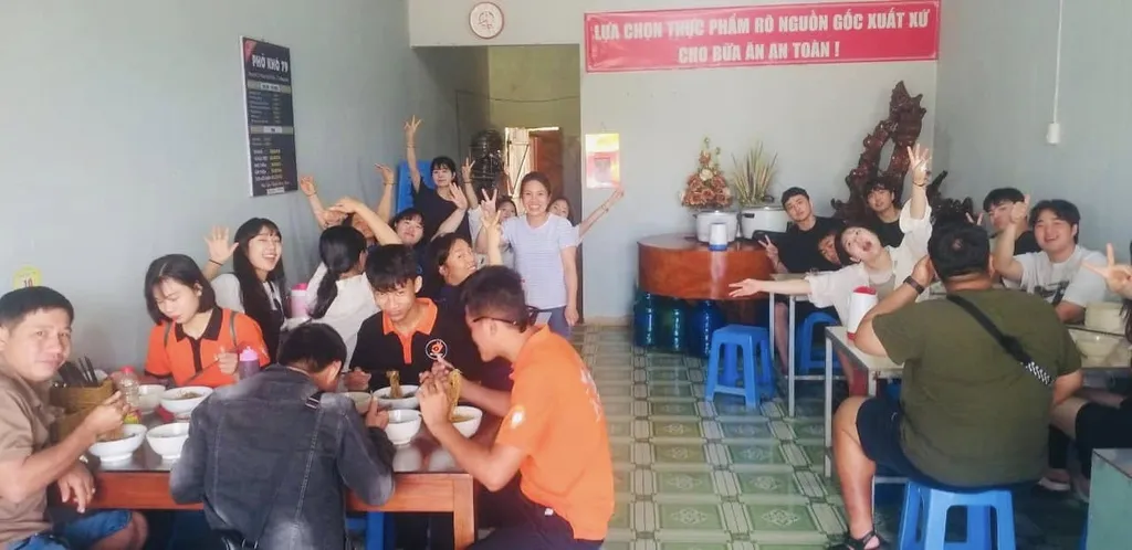 Không gian Phở Khô 79 Măng Đen khi đông khách vào buổi sáng