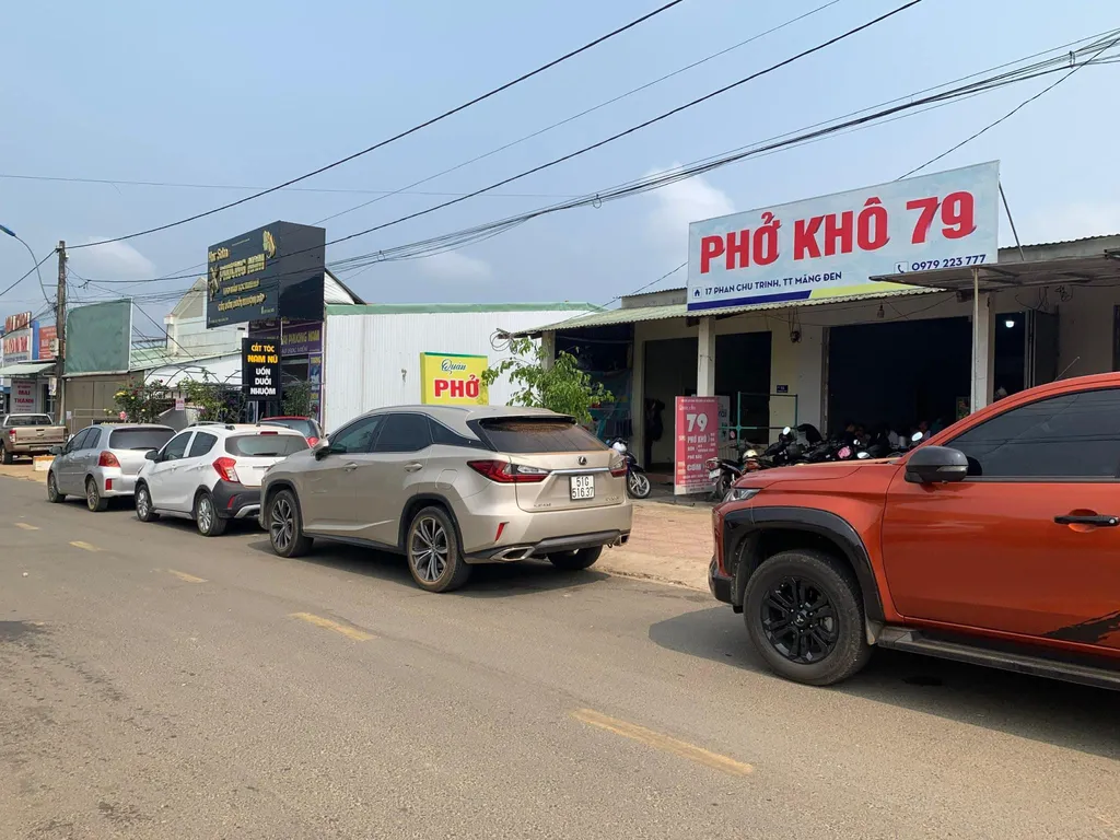 Phở Khô 79 Măng Đen nhìn từ ngoài đường với xe đậu trước quán vào giờ sáng