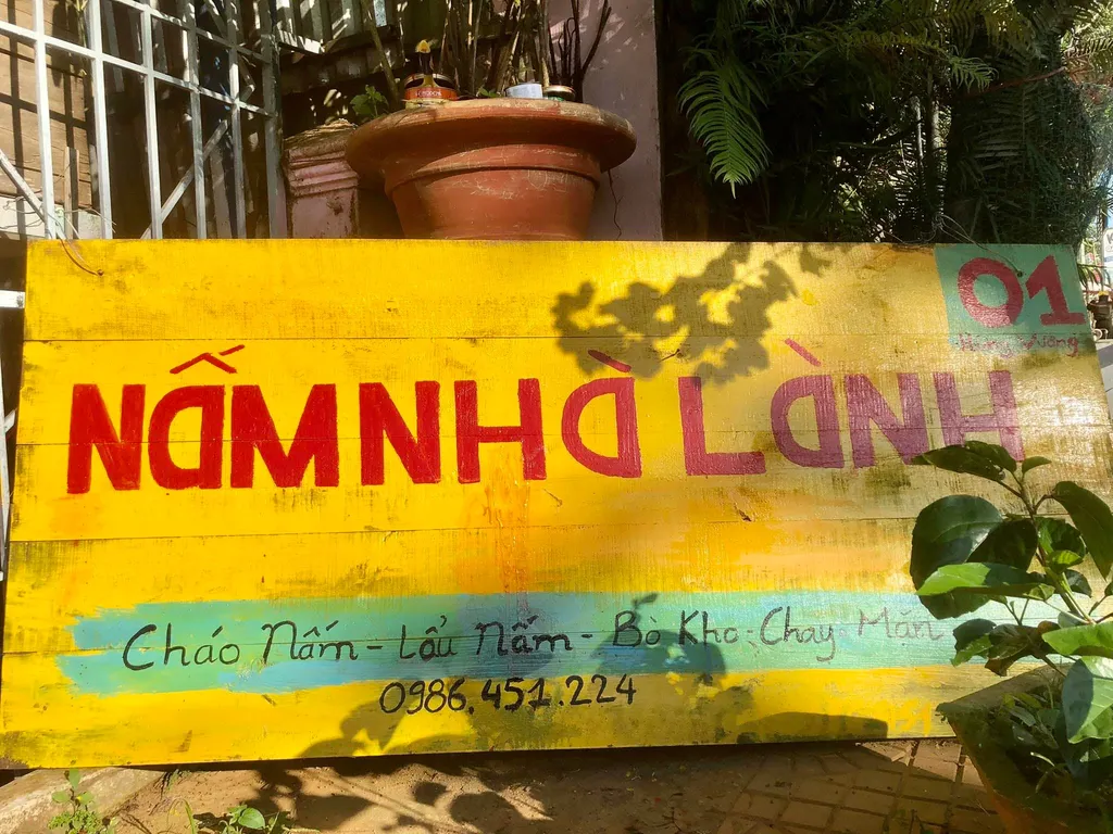 Biển hiệu Nấm Nhà Lành Măng Đen với tông vàng nổi bật, tạo cảm giác gần gũi và dễ nhận ra khi đi ngang qua khu trung tâm