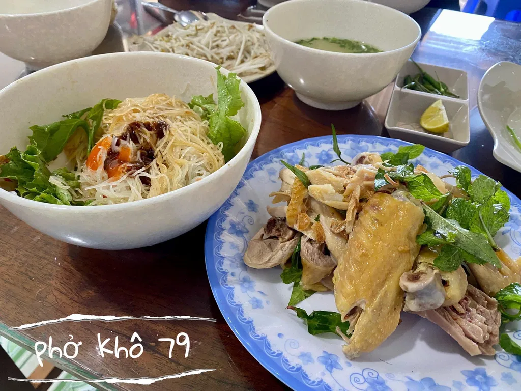 Một phần phở khô 79 Măng Đen kèm gà và tô nước dùng riêng