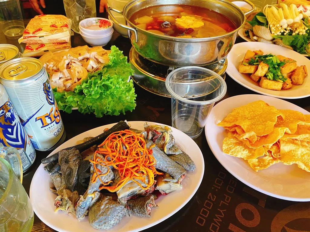 Bàn ăn tại Nấm Nhà Lành Măng Đen với nhiều món nấm và món mặn được bày đẹp mắt, phù hợp cho bữa ăn cùng gia đình hoặc nhóm bạn