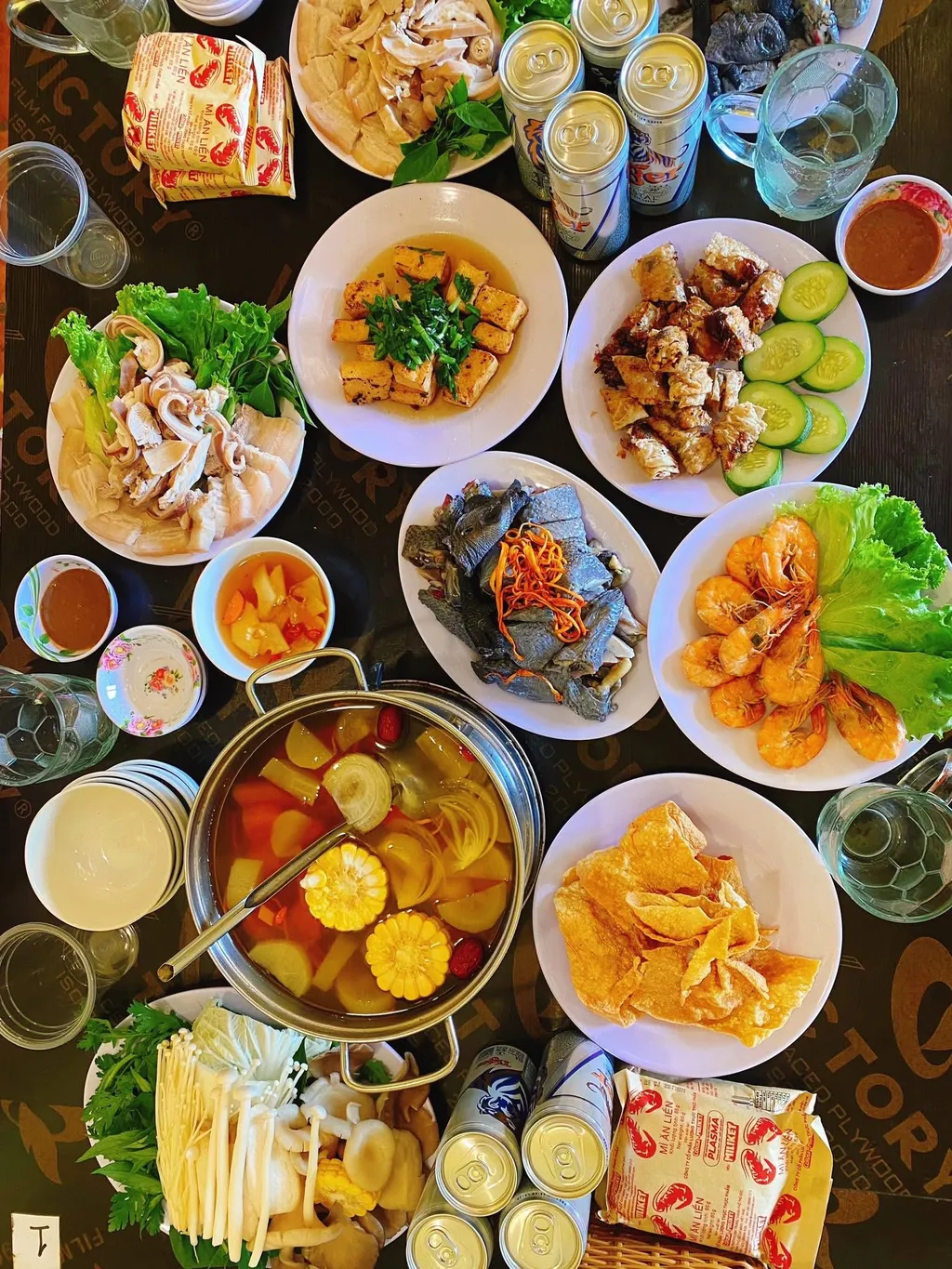 Bàn ăn tại Nấm Nhà Lành Măng Đen nhìn từ trên cao với nhiều món chay và mặn được sắp xếp bắt mắt