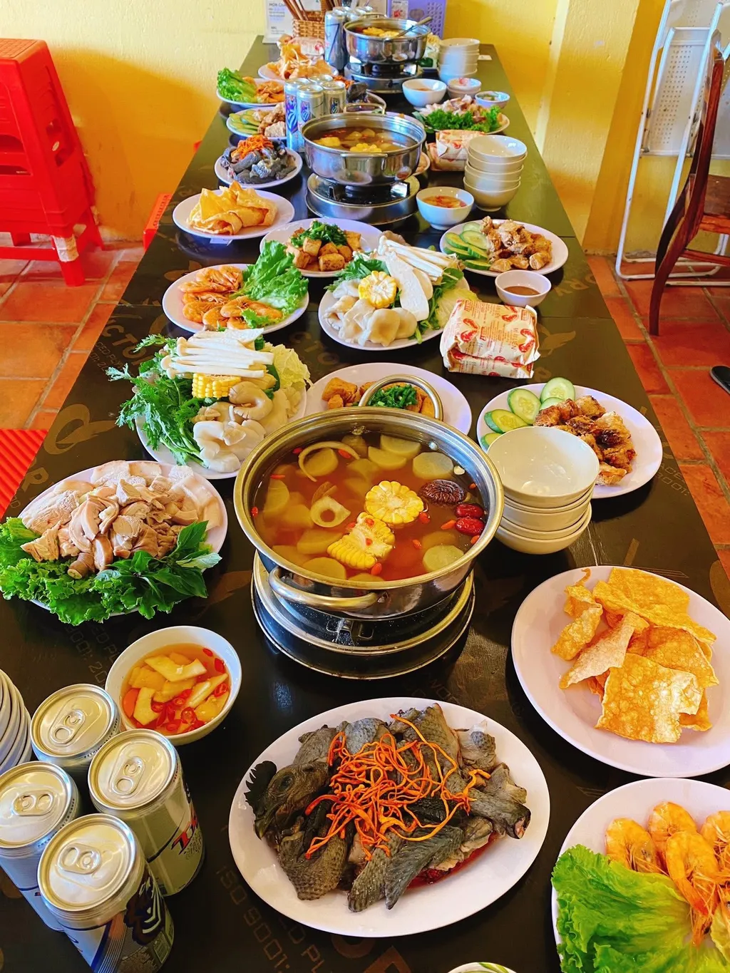 Bàn ăn nhiều món tại Nấm Nhà Lành Măng Đen với sự kết hợp giữa món nấm, món rau và món mặn