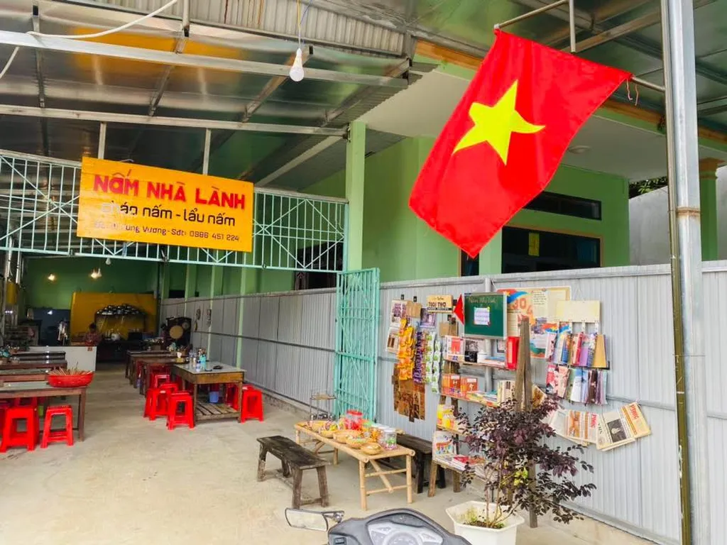 Góc phía trước quán Nấm Nhà Lành Măng Đen với bảng hiệu và không gian mở tạo cảm giác mộc mạc, giản dị
