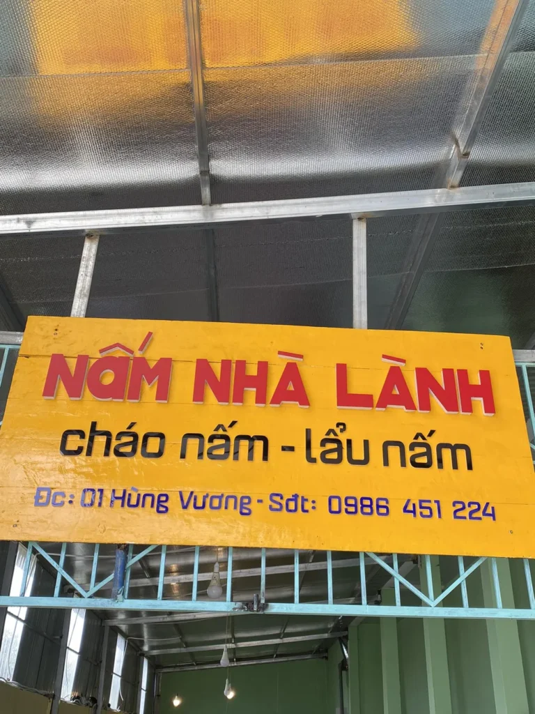 bảng hiệu nấm nhà lành măng đen một quán ăn phù hợp cho khách du lịch khi đến Măng Đen trải nghiệm nấm
