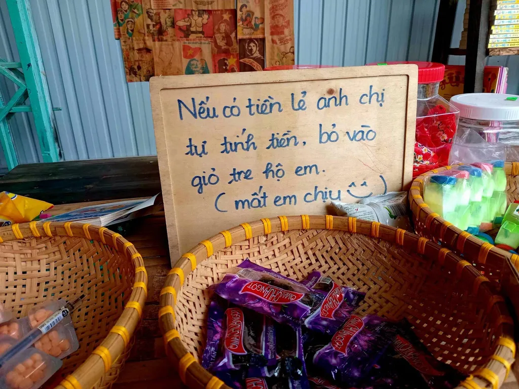 Góc trang trí với bảng viết tay và giỏ đan tại Nấm Nhà Lành Măng Đen, gợi cảm giác thủ công và bình yên