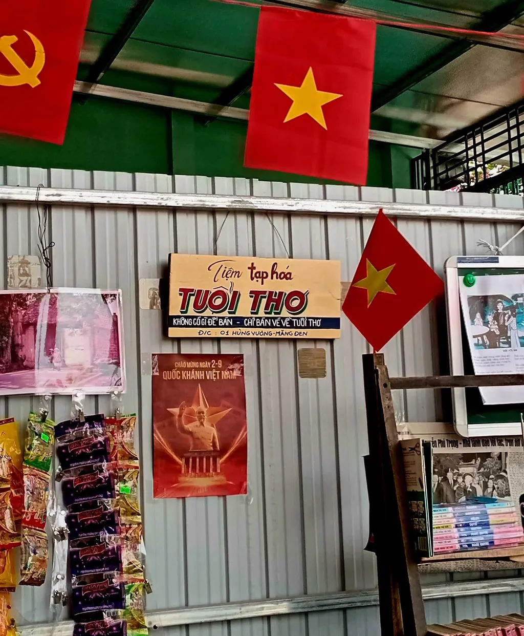 Không gian bên trong Nấm Nhà Lành Măng Đen với cờ trang trí, bảng hiệu và sắc màu dân dã đặc trưng