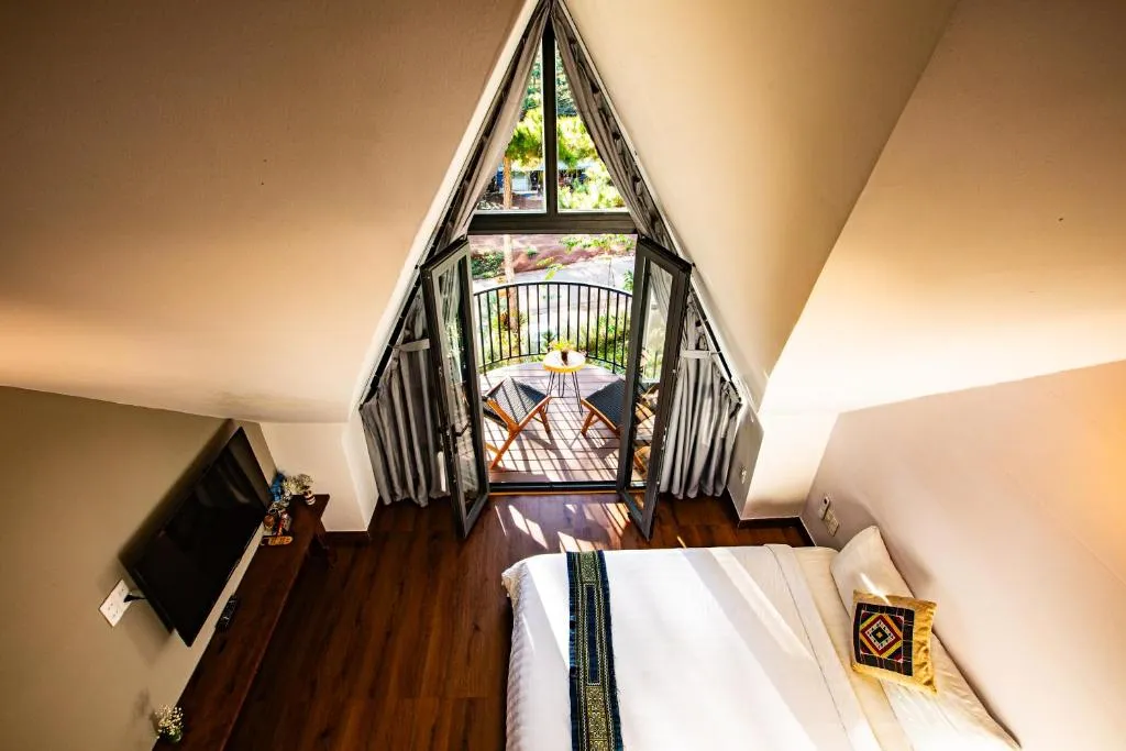 CASA VANILLA MĂNG ĐEN – CHỖ Ở ĐẸP TRÊN ĐƯỜNG NGUYỄN DU CHO NGƯỜI THÍCH Ở CHẬM, Ở YÊN 11 góc nhìn từ phòng áp mái ra ban công tại Casa Vanilla Măng Đen