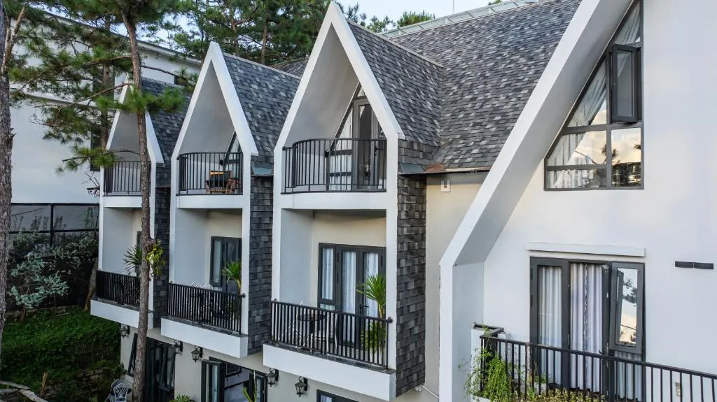 CASA VANILLA MĂNG ĐEN – CHỖ Ở ĐẸP TRÊN ĐƯỜNG NGUYỄN DU CHO NGƯỜI THÍCH Ở CHẬM, Ở YÊN 2 mặt ngoài Casa Vanilla Măng Đen với các mái nhọn đặc trưng