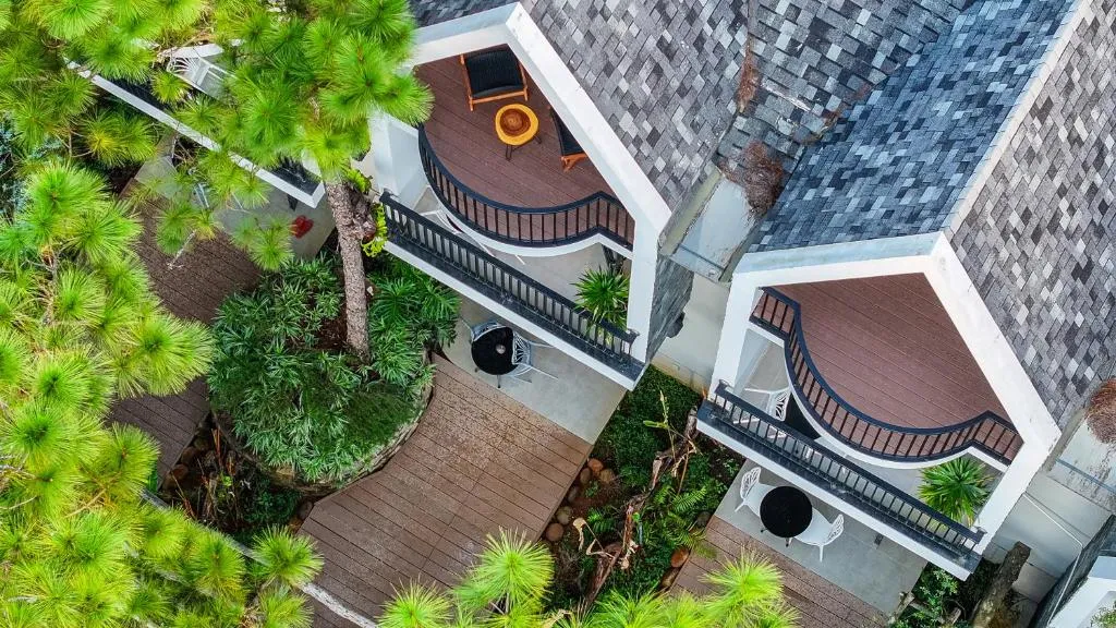 CASA VANILLA MĂNG ĐEN – CHỖ Ở ĐẸP TRÊN ĐƯỜNG NGUYỄN DU CHO NGƯỜI THÍCH Ở CHẬM, Ở YÊN 3 Casa Vanilla Măng Đen nhìn từ trên cao với sân vườn và lối đi