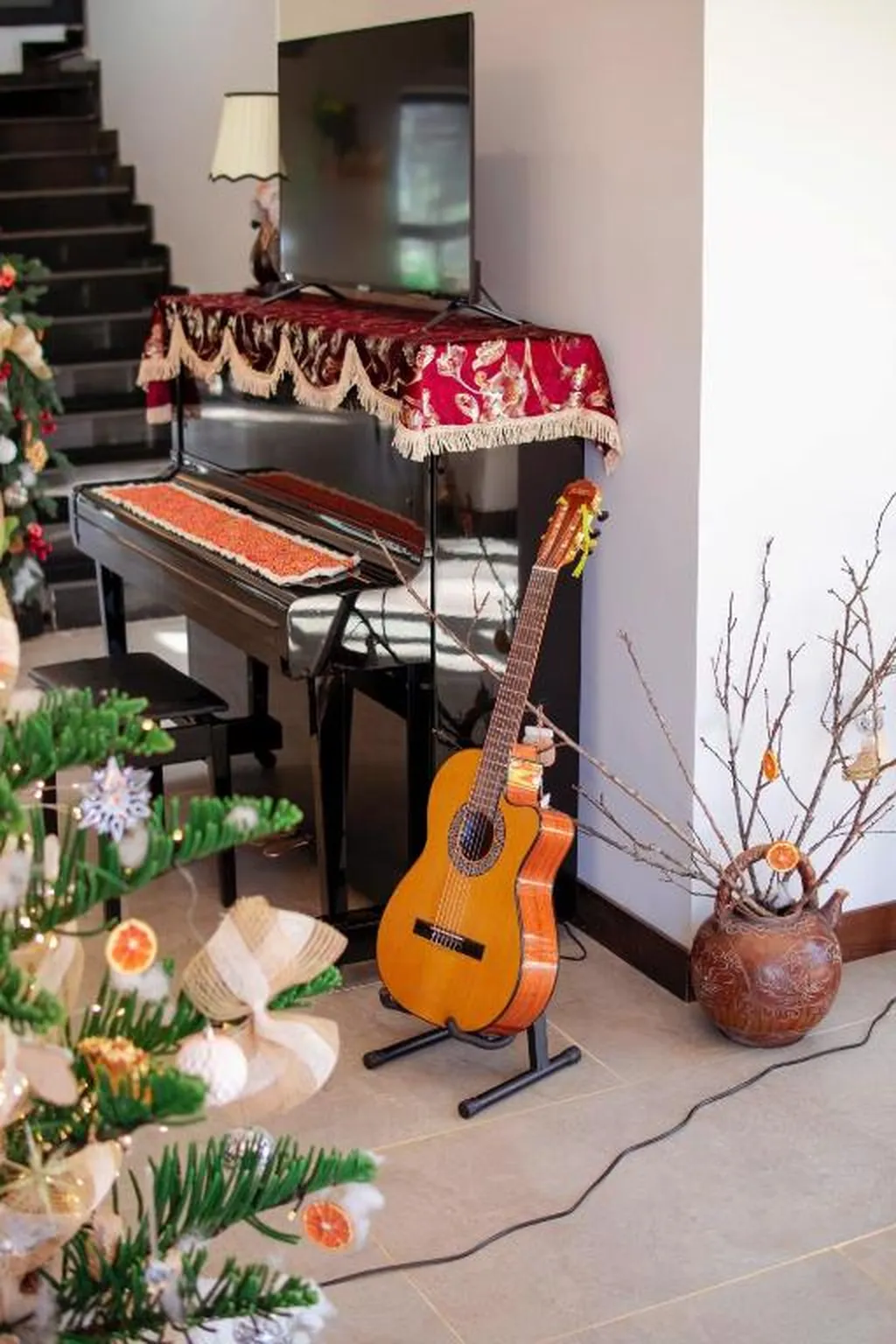 CASA VANILLA MĂNG ĐEN – CHỖ Ở ĐẸP TRÊN ĐƯỜNG NGUYỄN DU CHO NGƯỜI THÍCH Ở CHẬM, Ở YÊN 14 góc đàn piano và guitar tại sảnh Casa Vanilla Măng Đen