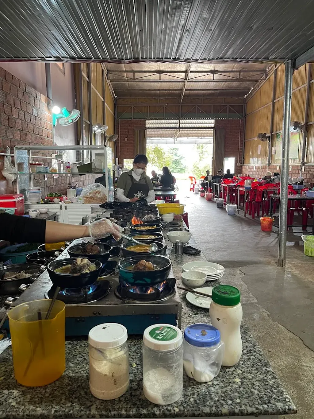 không gian phục vụ bên trong quán A Kay 7 Măng Đen nhìn từ khu bếp ra ngoài