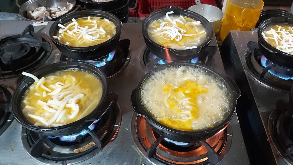thố bánh canh cá lóc A Kay 7 Măng Đen đang sôi trên bếp