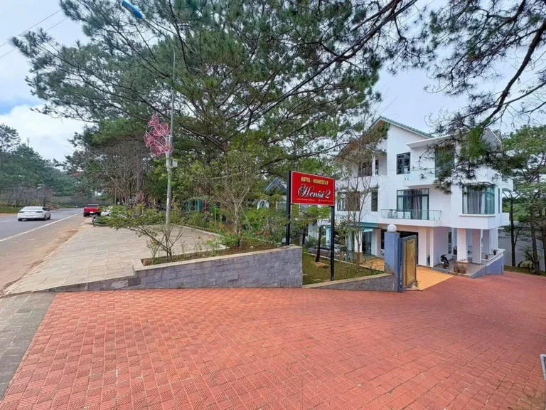 khách sạn henisi với 2 chi nhánh có bãi đậu xe rộng rãi và sự tiện nghi