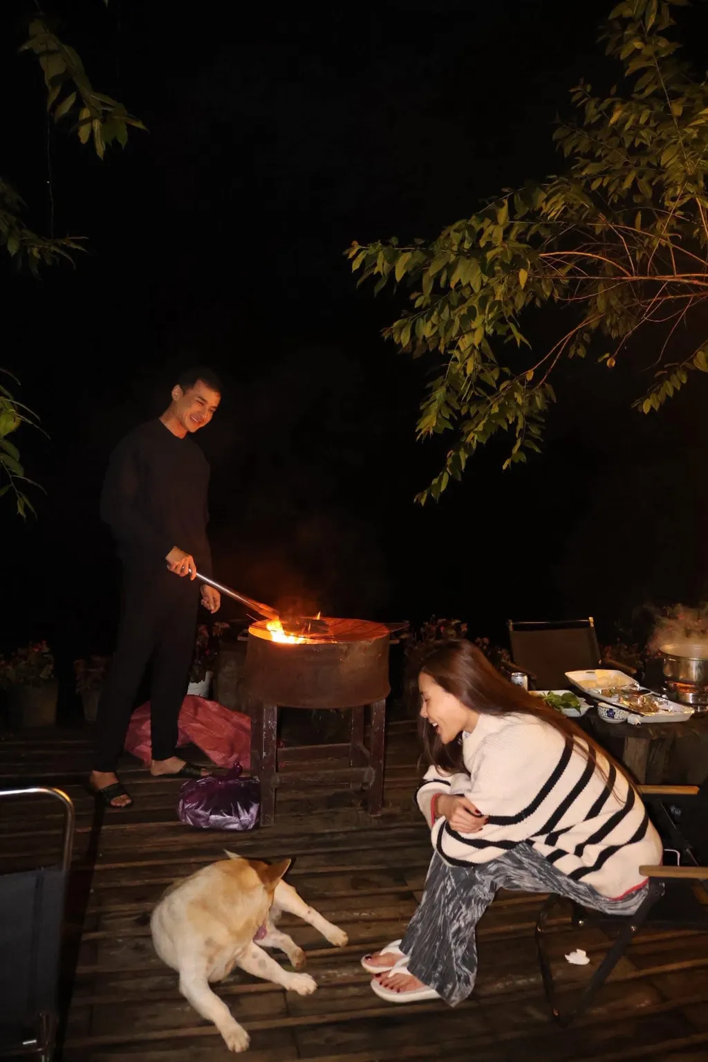 REVIEW T'RƯNG HOMESTAY MĂNG ĐEN: NHÀ GỖ SĂN MÂY NGAY TRÊN CUNG ĐƯỜNG VÕ NGUYÊN GIÁP 3 BBQ buổi tối tại T'Rưng Homestay Măng Đen
