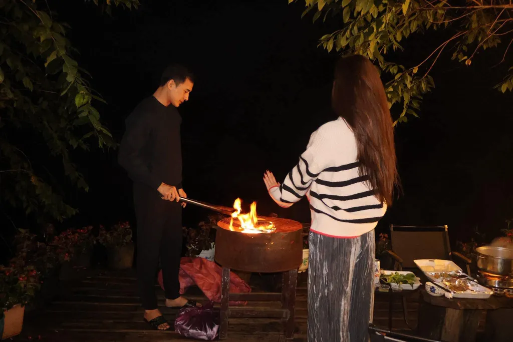 REVIEW T'RƯNG HOMESTAY MĂNG ĐEN: NHÀ GỖ SĂN MÂY NGAY TRÊN CUNG ĐƯỜNG VÕ NGUYÊN GIÁP 17 đêm lửa ấm tại chỗ ở Măng Đen cho phép mang thú cưng và chill ngoài trời