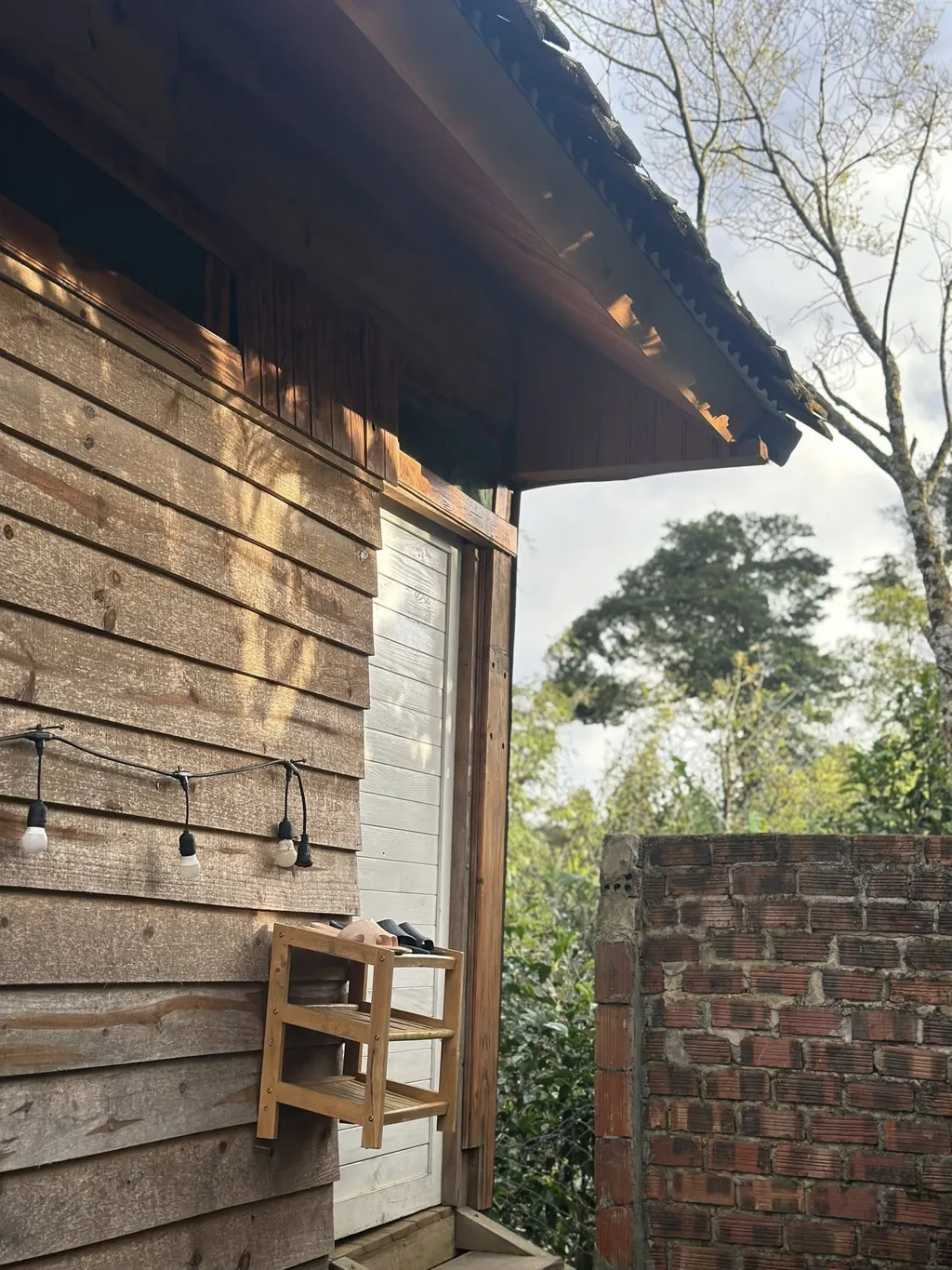 REVIEW T'RƯNG HOMESTAY MĂNG ĐEN: NHÀ GỖ SĂN MÂY NGAY TRÊN CUNG ĐƯỜNG VÕ NGUYÊN GIÁP 10 cửa bungalow gỗ ở homestay đường Võ Nguyên Giáp Măng Đen