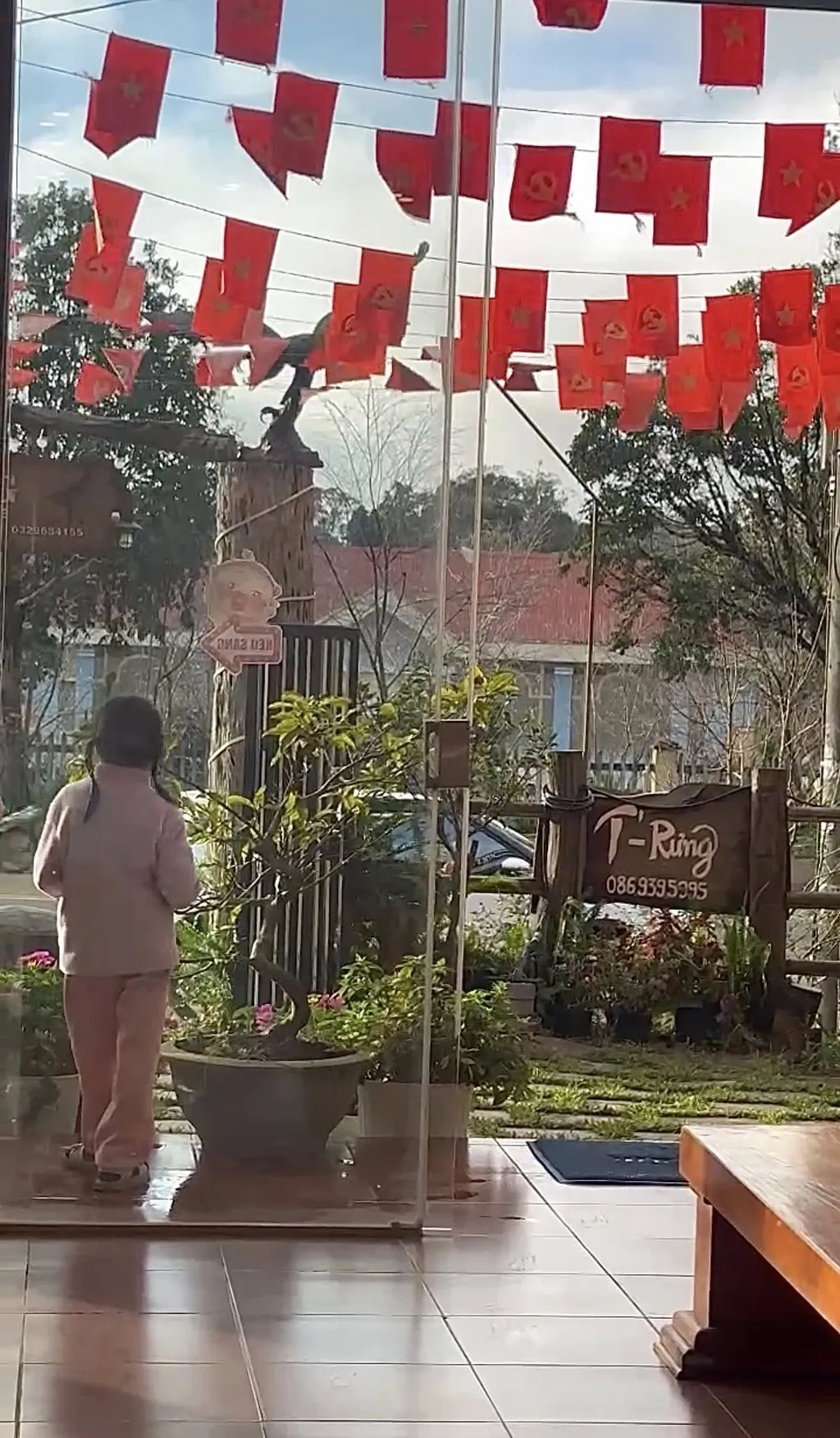 REVIEW T'RƯNG HOMESTAY MĂNG ĐEN: NHÀ GỖ SĂN MÂY NGAY TRÊN CUNG ĐƯỜNG VÕ NGUYÊN GIÁP 5 sảnh nhìn ra cổng T'Rưng Homestay Măng Đen