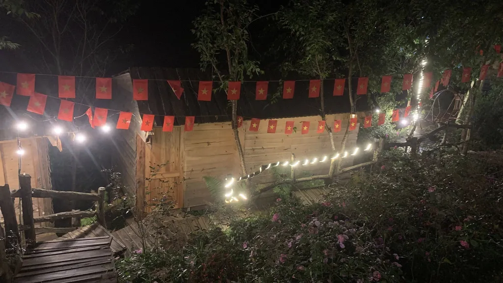 REVIEW T'RƯNG HOMESTAY MĂNG ĐEN: NHÀ GỖ SĂN MÂY NGAY TRÊN CUNG ĐƯỜNG VÕ NGUYÊN GIÁP 19 lối đi đêm trong khu bungalow T'Rưng Homestay