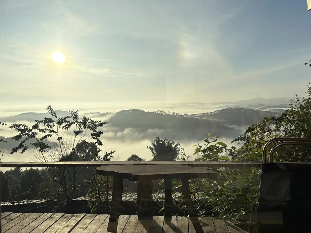 REVIEW T'RƯNG HOMESTAY MĂNG ĐEN: NHÀ GỖ SĂN MÂY NGAY TRÊN CUNG ĐƯỜNG VÕ NGUYÊN GIÁP 6 săn mây tại Măng Đen từ hiên gỗ T'Rưng Homestay